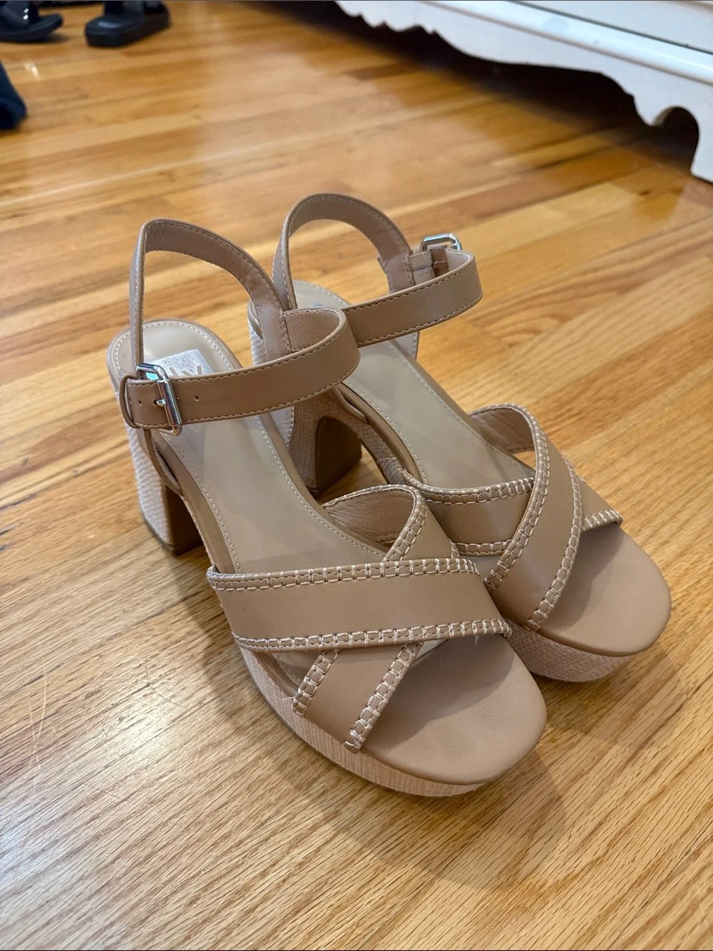 Dolce Vita Tan Wedges - Picture 1 of 5